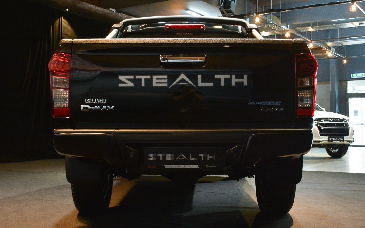 isuzu gioi thieu d max stealth voi so luong gioi han chi 180 chiec