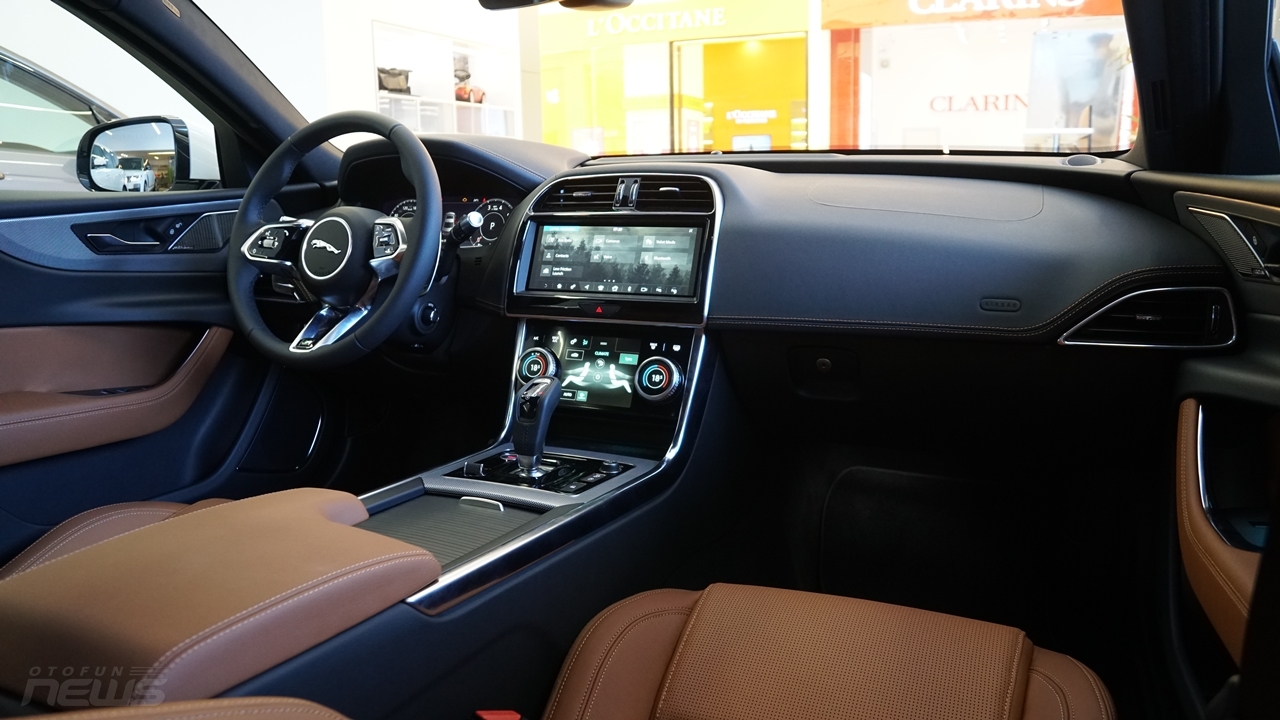Đánh giá nhanh Jaguar XE 2020 vừa được bán ở Việt Nam với giá 2,6 tỷ đồng danh gia nhanh jaguar xe 2020 vua duoc ban o viet nam voi gia 26 ty dong
