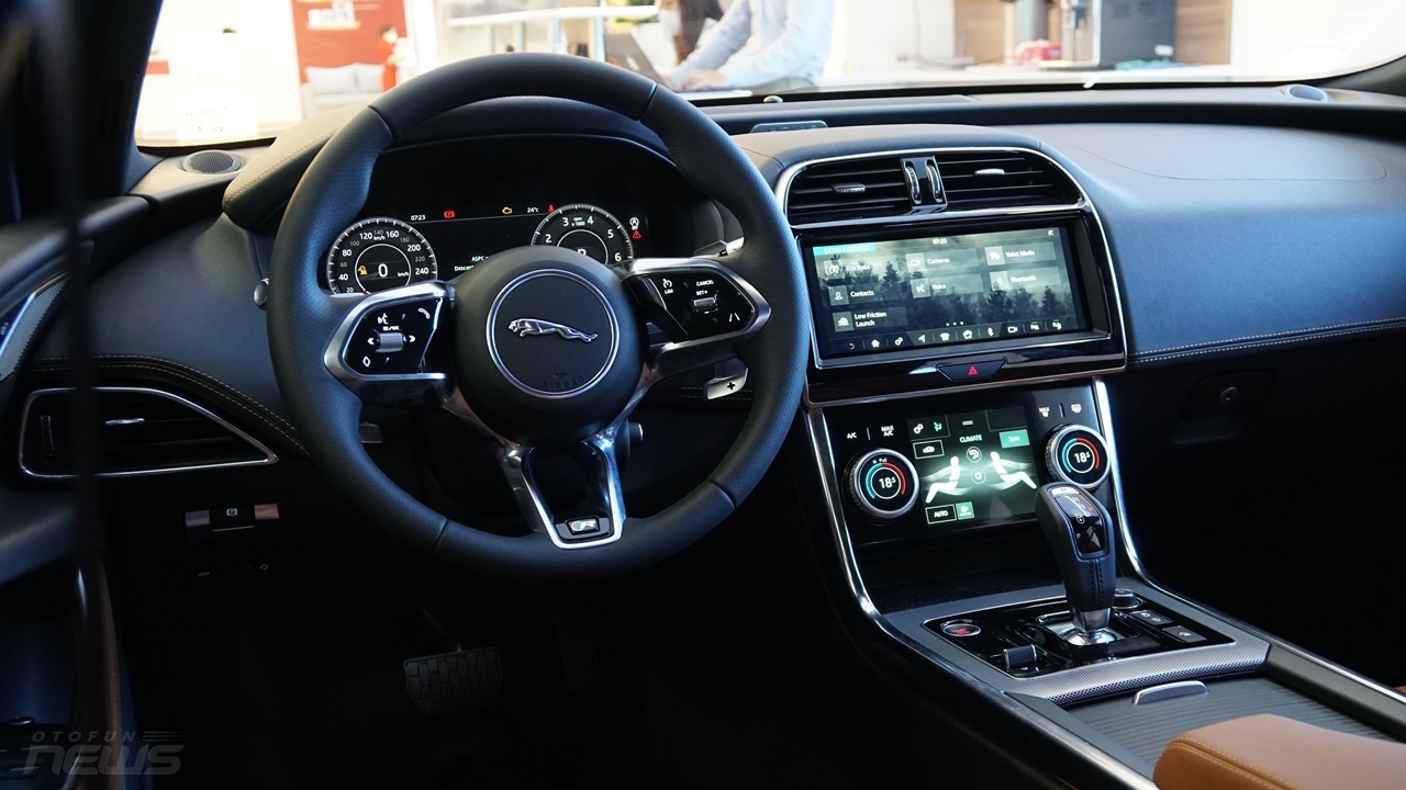Đánh giá nhanh Jaguar XE 2020 vừa được bán ở Việt Nam với giá 2,6 tỷ đồng danh gia nhanh jaguar xe 2020 vua duoc ban o viet nam voi gia 26 ty dong