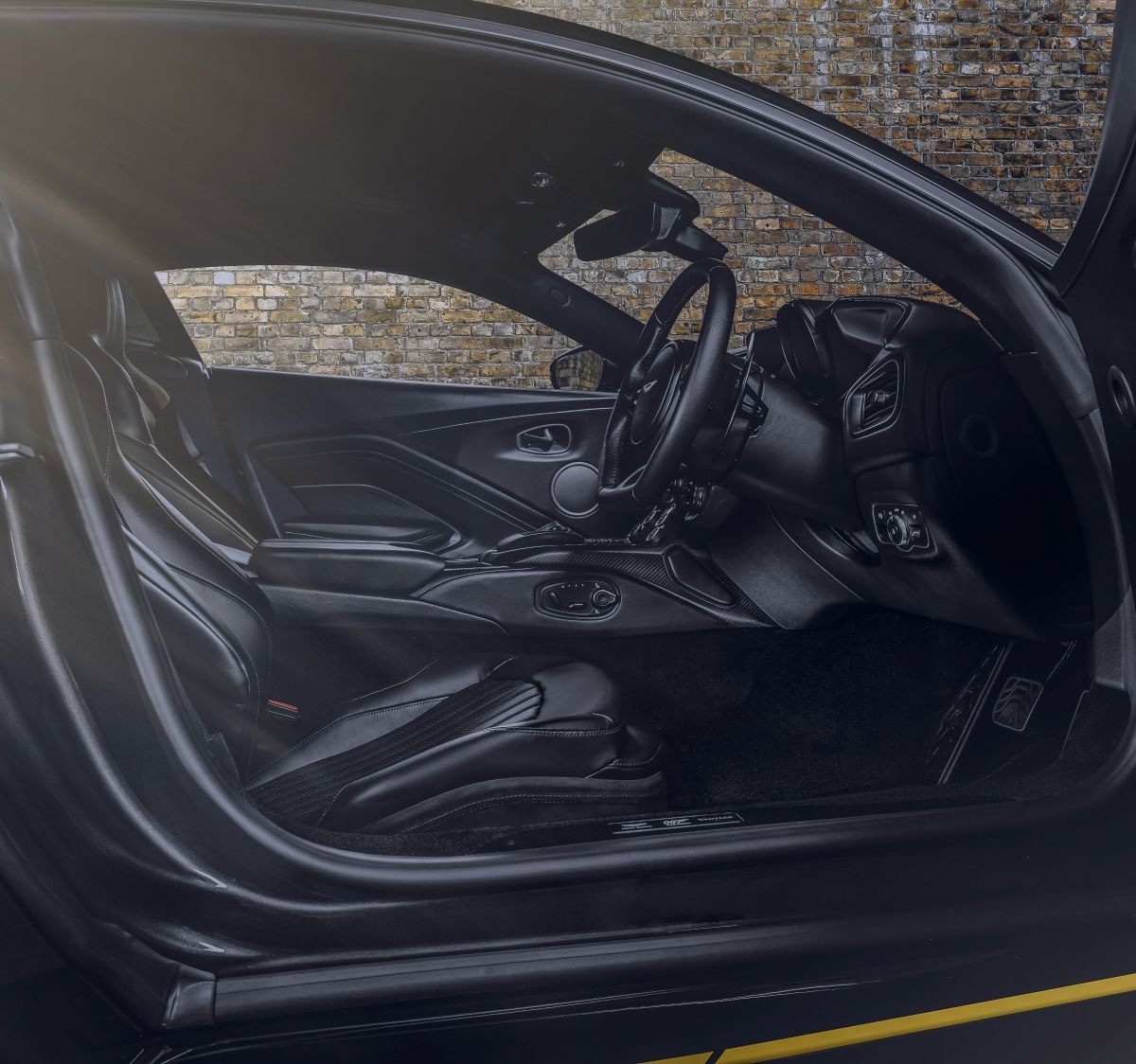 Aston Martin giới thiệu bộ đôi siêu xe dành cho điệp viên 007 aston martin gioi thieu bo doi sieu xe danh cho diep vien 007