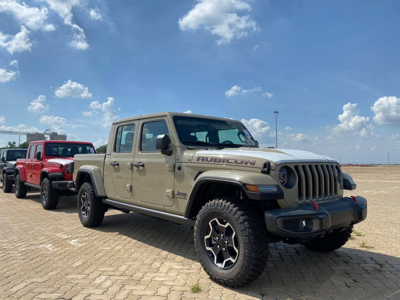 13 chiếc xe Jeep chính hãng cập cảng Việt Nam, chờ ngày ra mắt 13 chiec xe jeep chinh hang cap cang viet nam