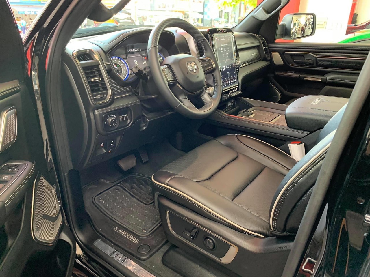 Bán tải cỡ lớn Ram 1500 Limited 2021 đầu tiên tại Việt Nam