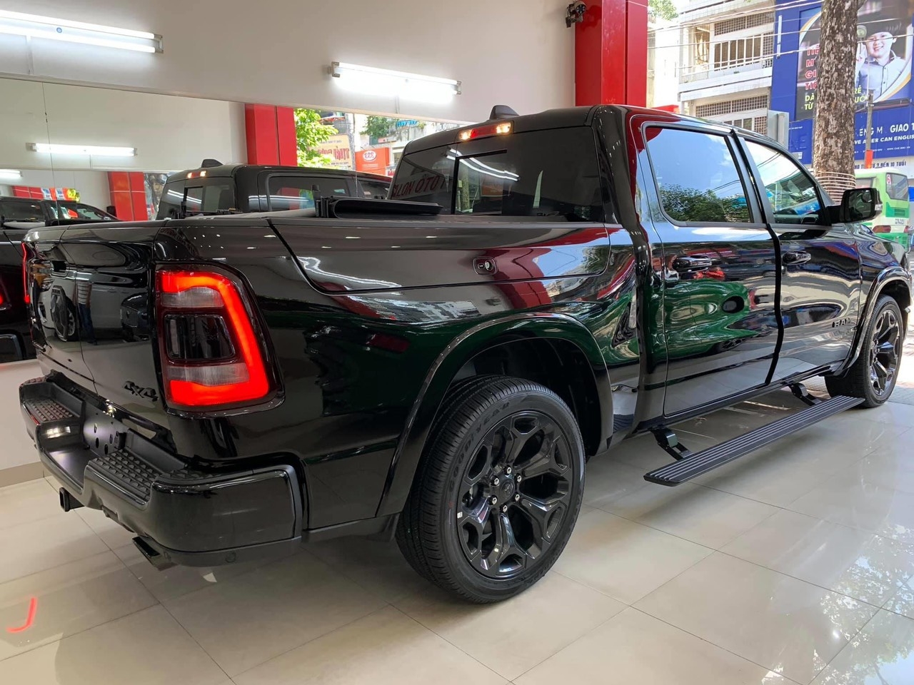 Bán tải cỡ lớn Ram 1500 Limited 2021 đầu tiên tại Việt Nam