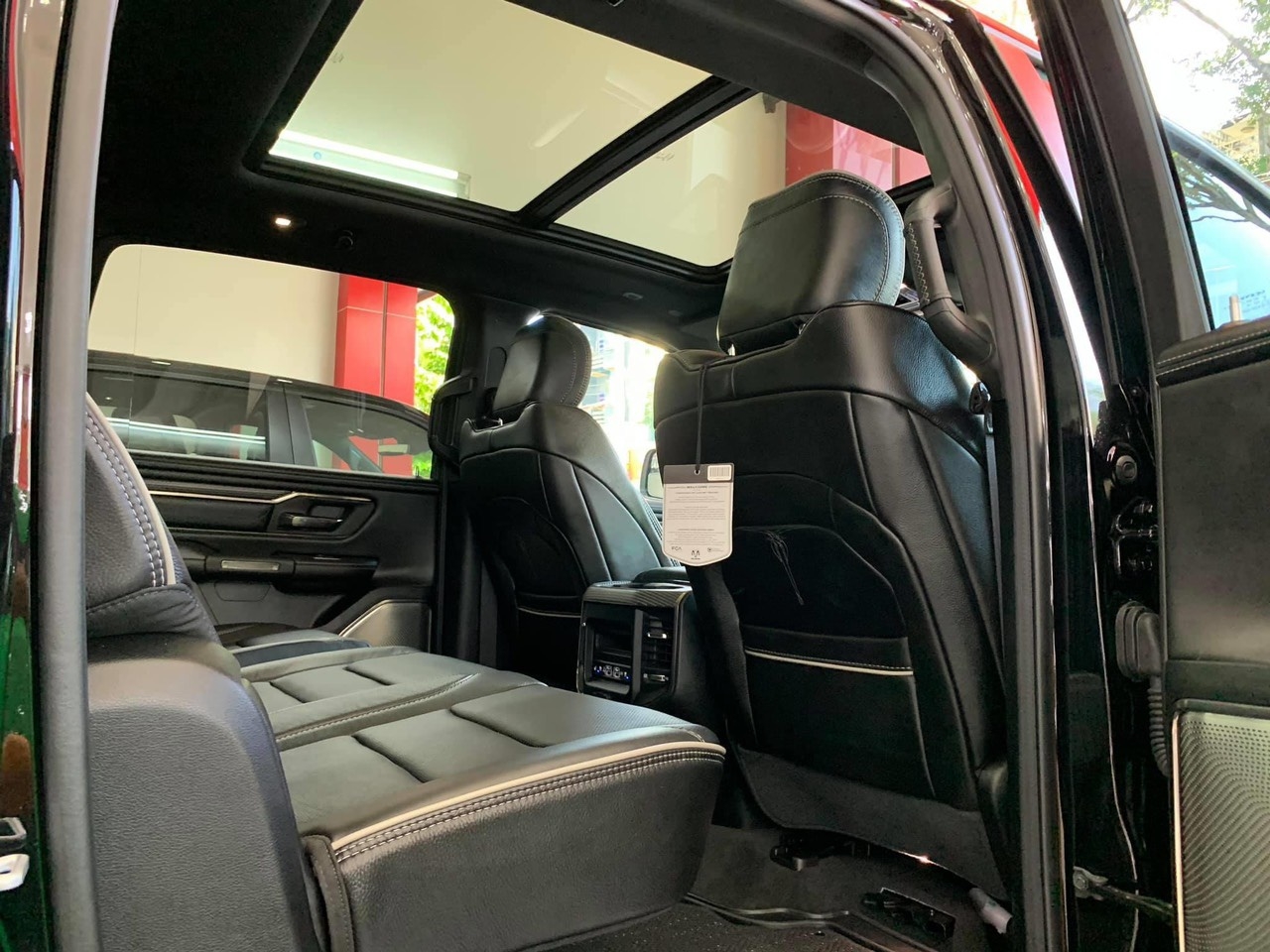 Bán tải cỡ lớn Ram 1500 Limited 2021 đầu tiên tại Việt Nam