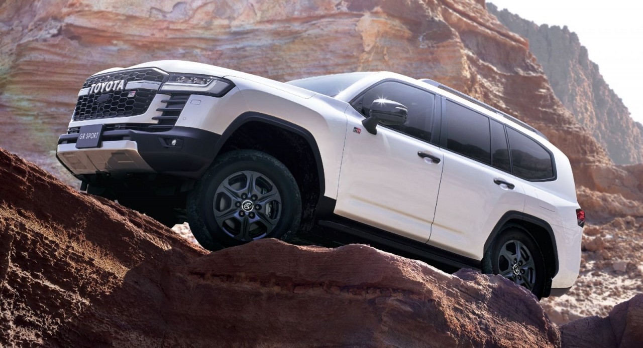 Cận cảnh Toyota Land Cruiser GR Sport vừa được ra mắt