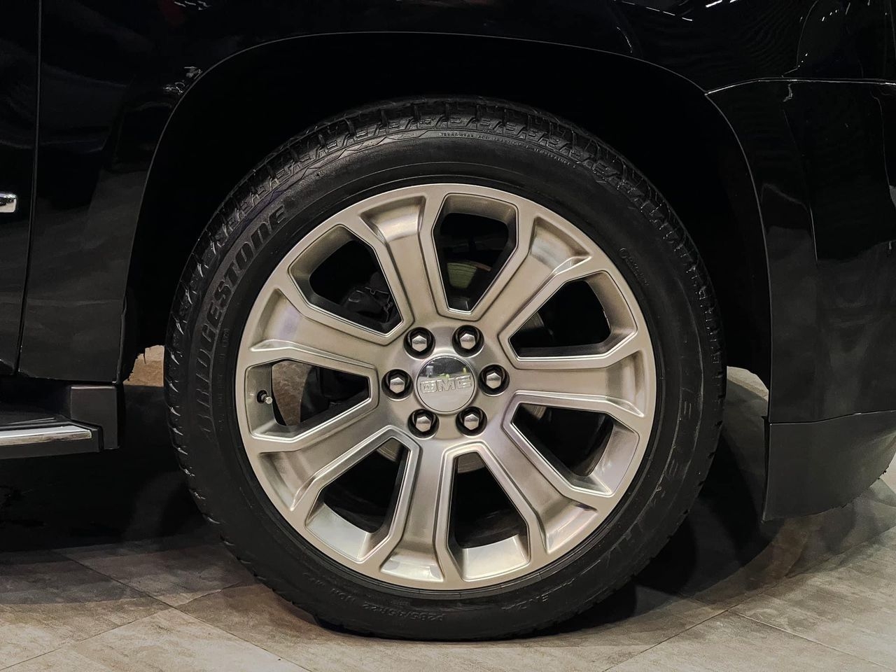 'Khủng Long' GMC Yunkon Denali XL 2015 lên sàn xe cũ với giá chỉ 3,6 tỷ đồng