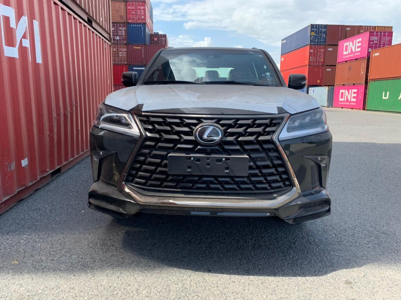 Lexus LX570 Black Edition 2021 đầu tiên về Việt Nam với giá 10 tỷ đồng