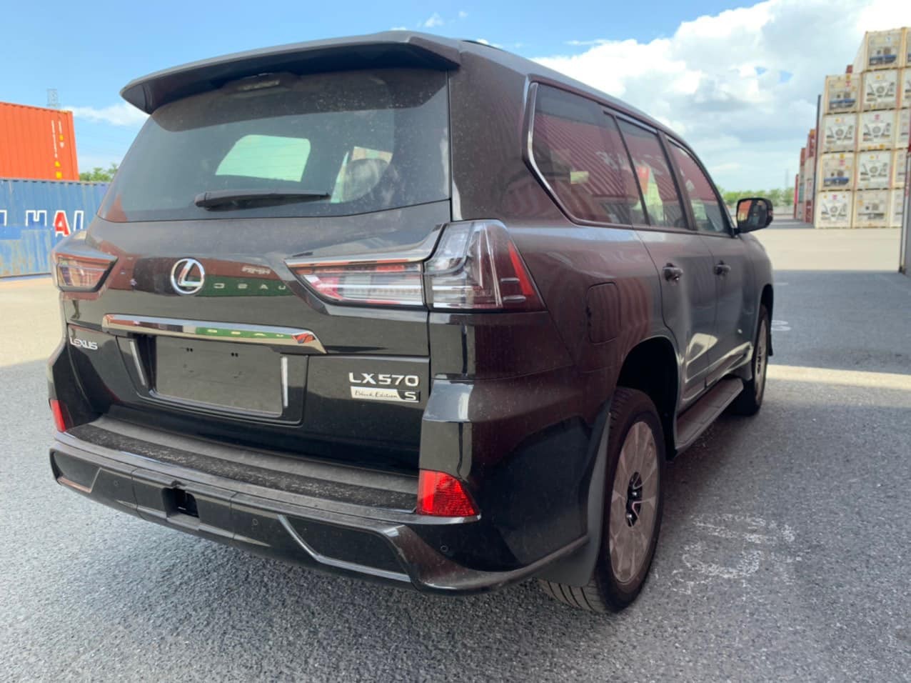 Lexus LX570 Black Edition 2021 đầu tiên về Việt Nam với giá 10 tỷ đồng