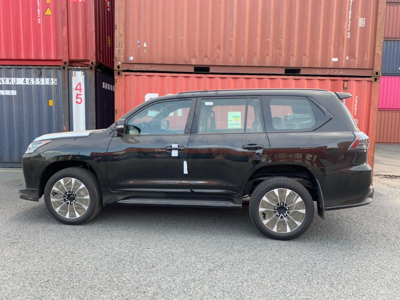 Lexus LX570 Black Edition 2021 đầu tiên về Việt Nam với giá 10 tỷ đồng