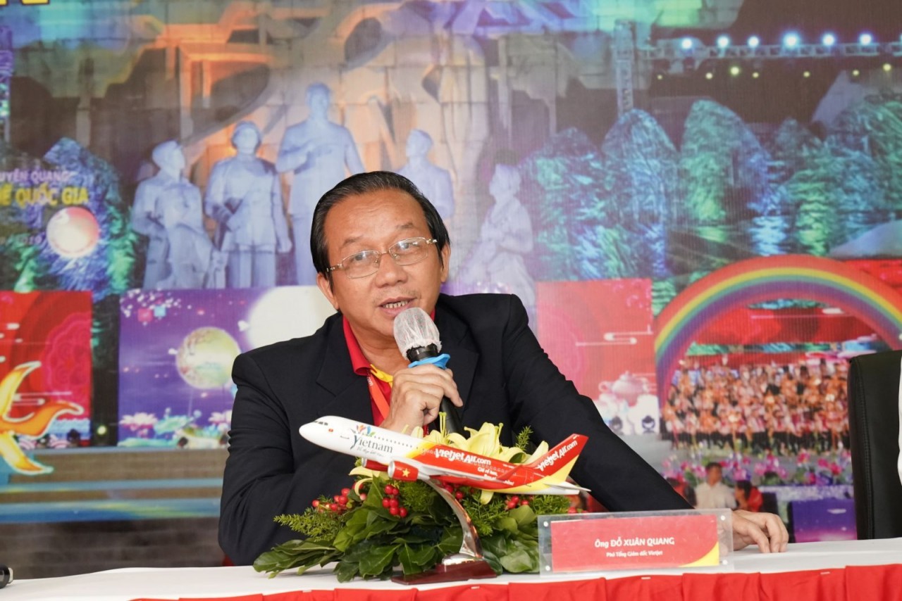 A2: Ông Đỗ Xuân Quang, Phó Tổng Giám Đốc Vietjet giải đáp những câu hỏi từ khách mời A2: Ông Đỗ Xuân Quang, Phó Tổng Giám Đốc Vietjet giải đáp những câu hỏi từ khách mời