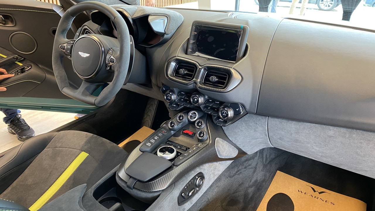Aston Martin ra mắt bộ đôi siêu xe Vantage F1 Edition và DB11 V8 Coupe