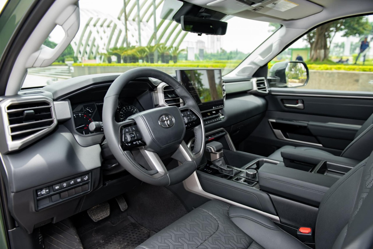 Toyota Tundra Limited 2022 đầu tiên thông quan tại Việt Nam