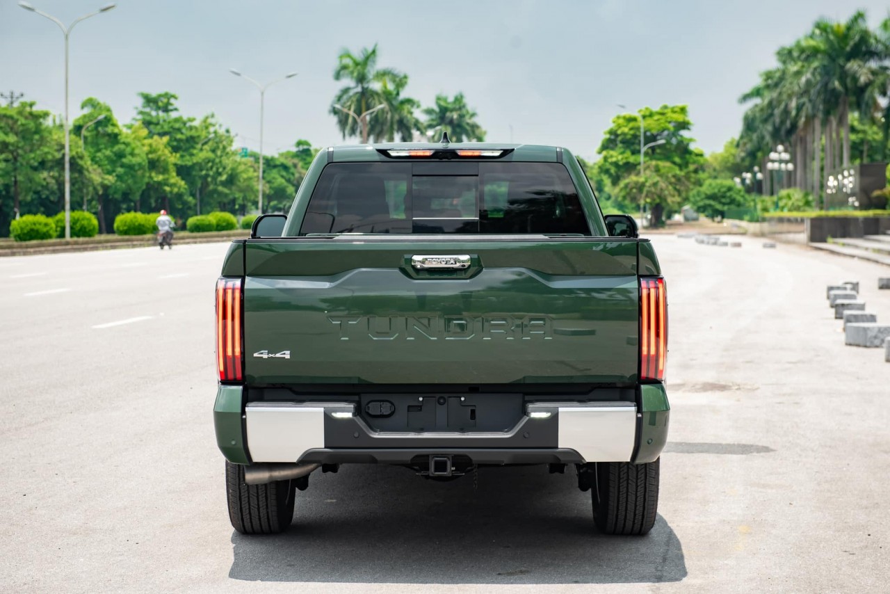 Toyota Tundra Limited 2022 đầu tiên thông quan tại Việt Nam