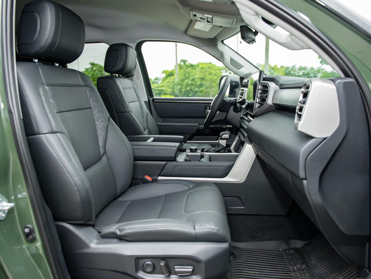 Toyota Tundra Limited 2022 đầu tiên thông quan tại Việt Nam