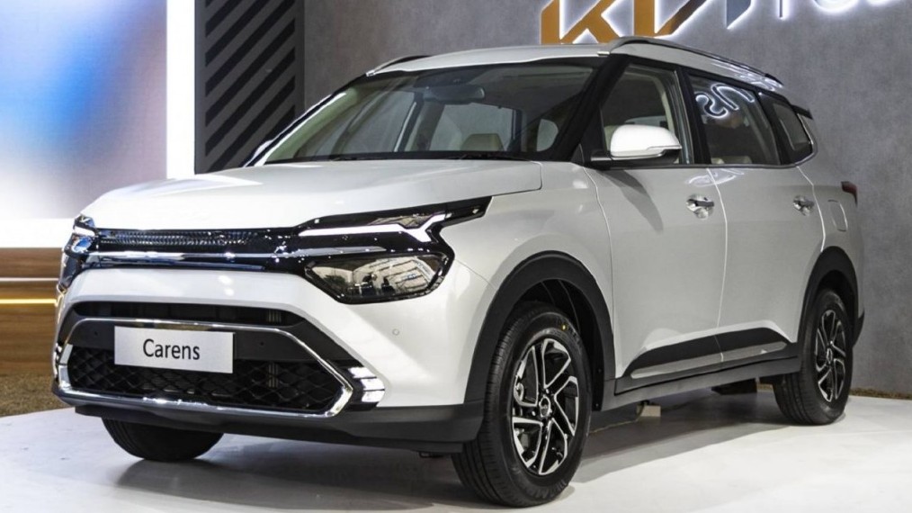 Kia Carens tăng giá