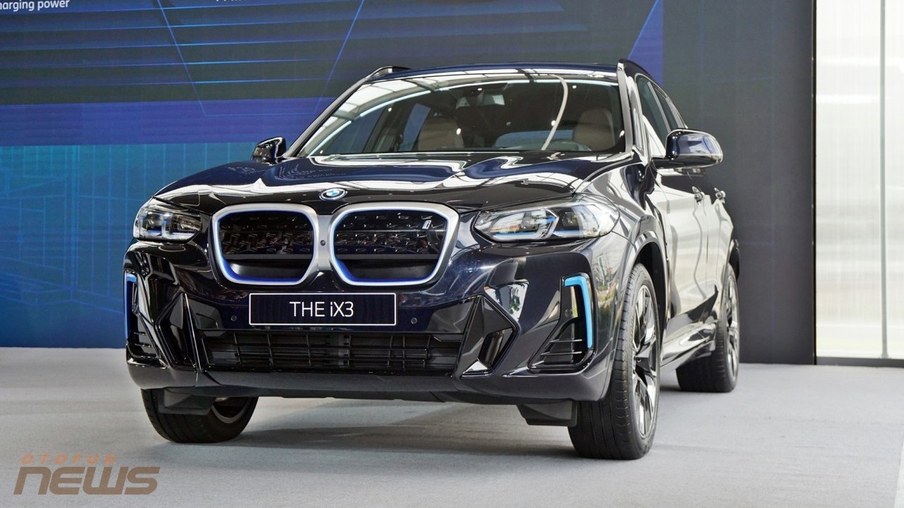 Cận cảnh xe SUV thuần điện BMW iX3 tại Việt Nam