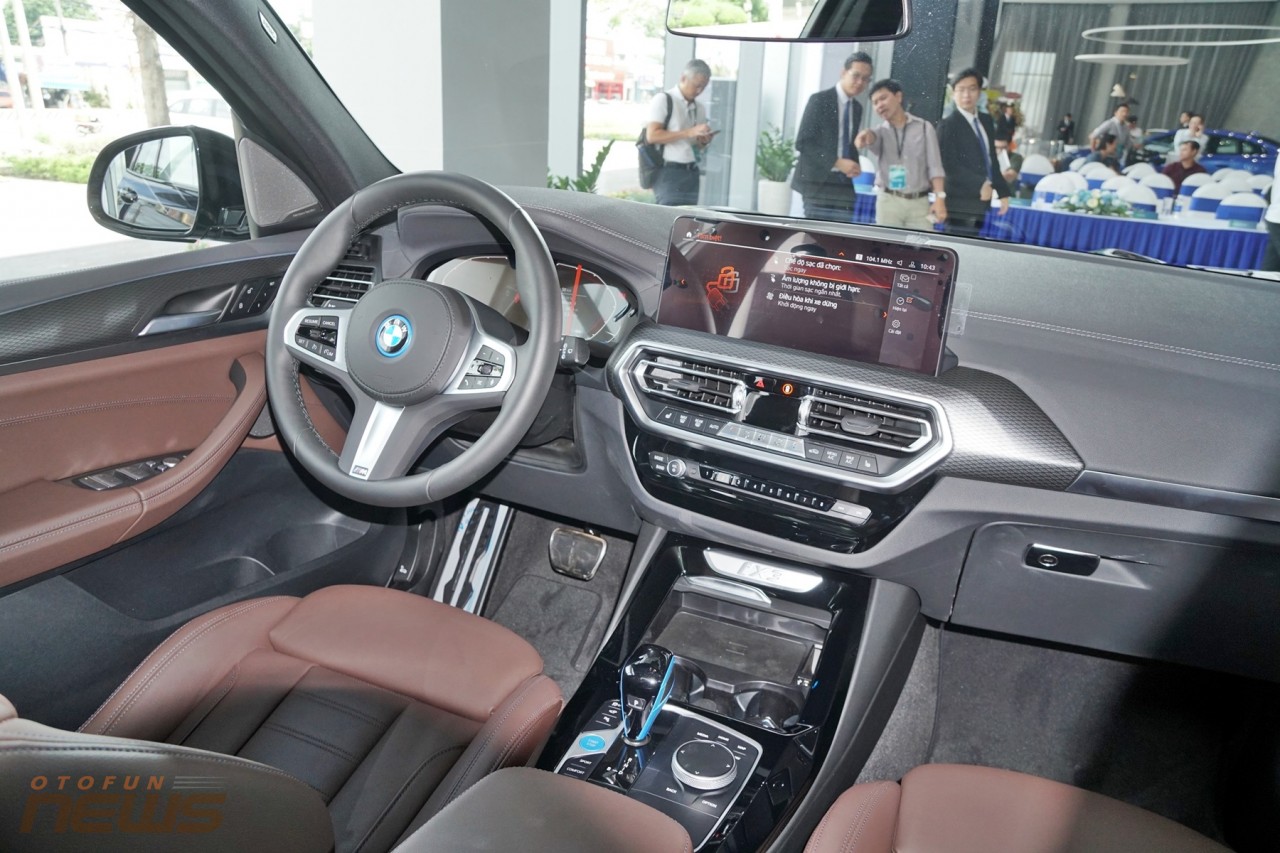Cận cảnh xe SUV thuần điện BMW iX3 tại Việt Nam Nội thất BMW iX3 nổi bật với các điểm nhấn màu xanh lam.