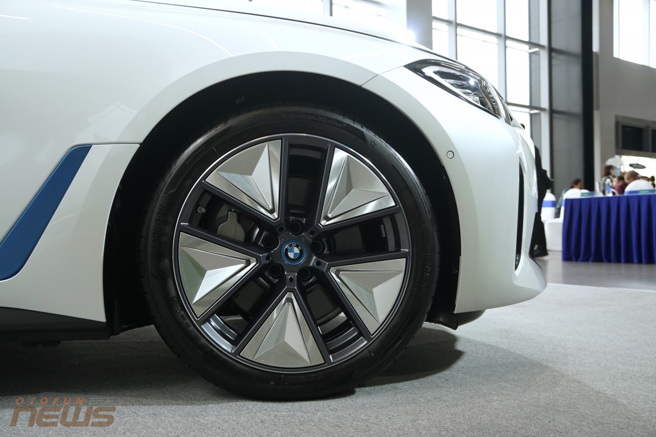 Cận cảnh Gran Coupe thể thao BMW i4, giá 3,759 tỷ đồng Cận cảnh Gran Coupe thể thao BMW i4, giá 3,759 tỷ đồng