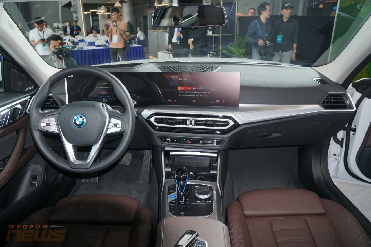 Cận cảnh Gran Coupe thể thao BMW i4, giá 3,759 tỷ đồng Cận cảnh Gran Coupe thể thao BMW i4, giá 3,759 tỷ đồng