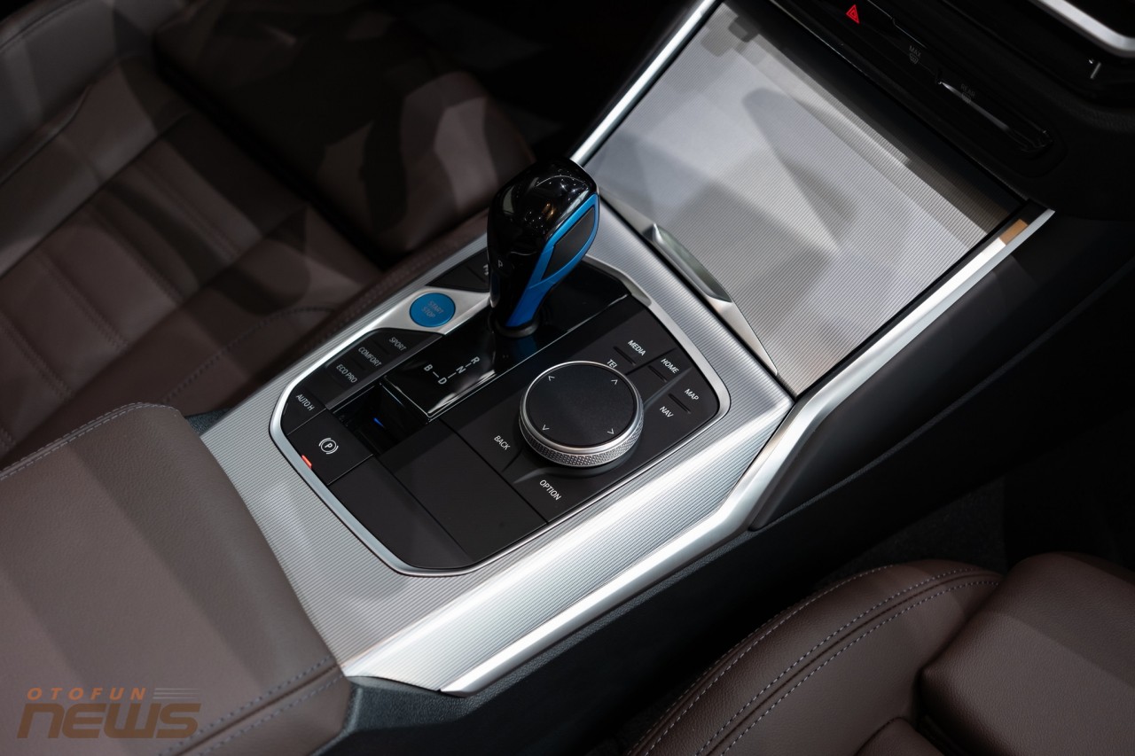 Cận cảnh Gran Coupe thể thao BMW i4, giá 3,759 tỷ đồng Một số chi tiết bên trong xe được viền xanh để tạo điểm nhấn đầy là một mẫu xe thuần điện.
