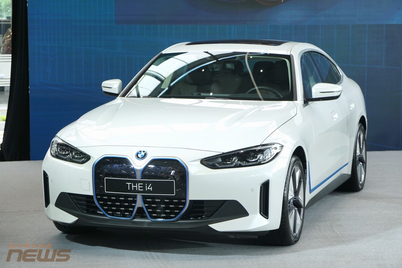 Cận cảnh Gran Coupe thể thao BMW i4, giá 3,759 tỷ đồng BMW i4 có ngôn ngữ thiết kế mang phong cách thể thao đặc trưng với phần lưới tản nhiệt “quả thận kép”.