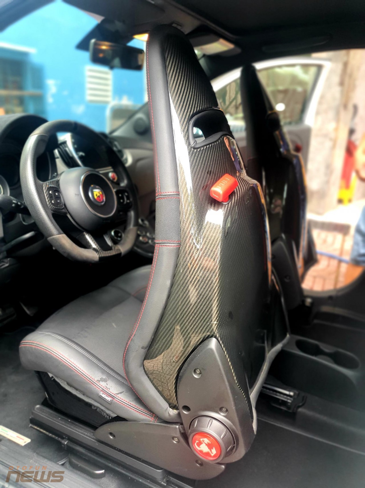 Ghế xe Fiat 500 595 Abarth Esseesse thiết kế như xe đua.