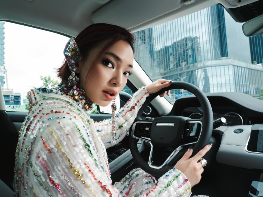 Fashionista Châu Bùi tạo dáng 'sang chảnh' cùng Range Rover Evoque Fashionista Châu Bùi tạo dáng 'sang chảnh' cùng Range Rover Evoque