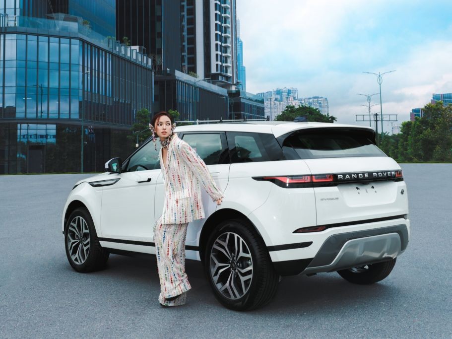 Fashionista Châu Bùi tạo dáng 'sang chảnh' cùng Range Rover Evoque Fashionista Châu Bùi tạo dáng 'sang chảnh' cùng Range Rover Evoque
