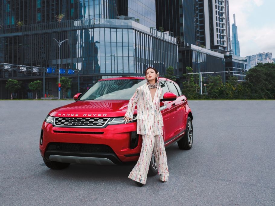 Fashionista Châu Bùi tạo dáng 'sang chảnh' cùng Range Rover Evoque Fashionista Châu Bùi tạo dáng 'sang chảnh' cùng Range Rover Evoque