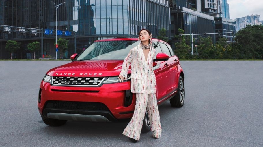 Fashionista Châu Bùi tạo dáng 'sang chảnh' cùng Range Rover Evoque