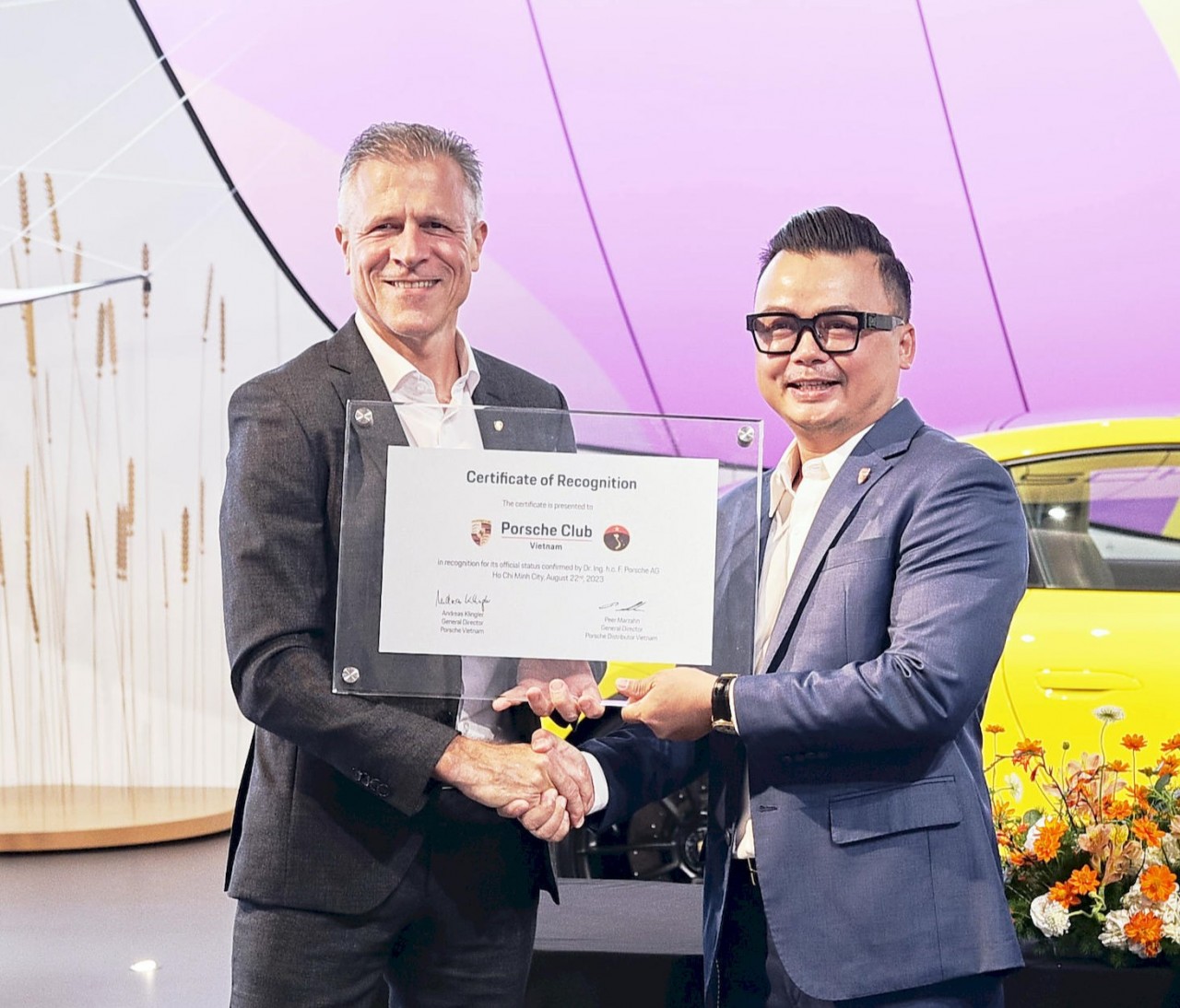 Ông Andreas Klingler, Tổng giám đốc của Porsche Việt Nam và ông Lê Xuân Sanh, Chủ tịch của Porsche Club Việt Nam.