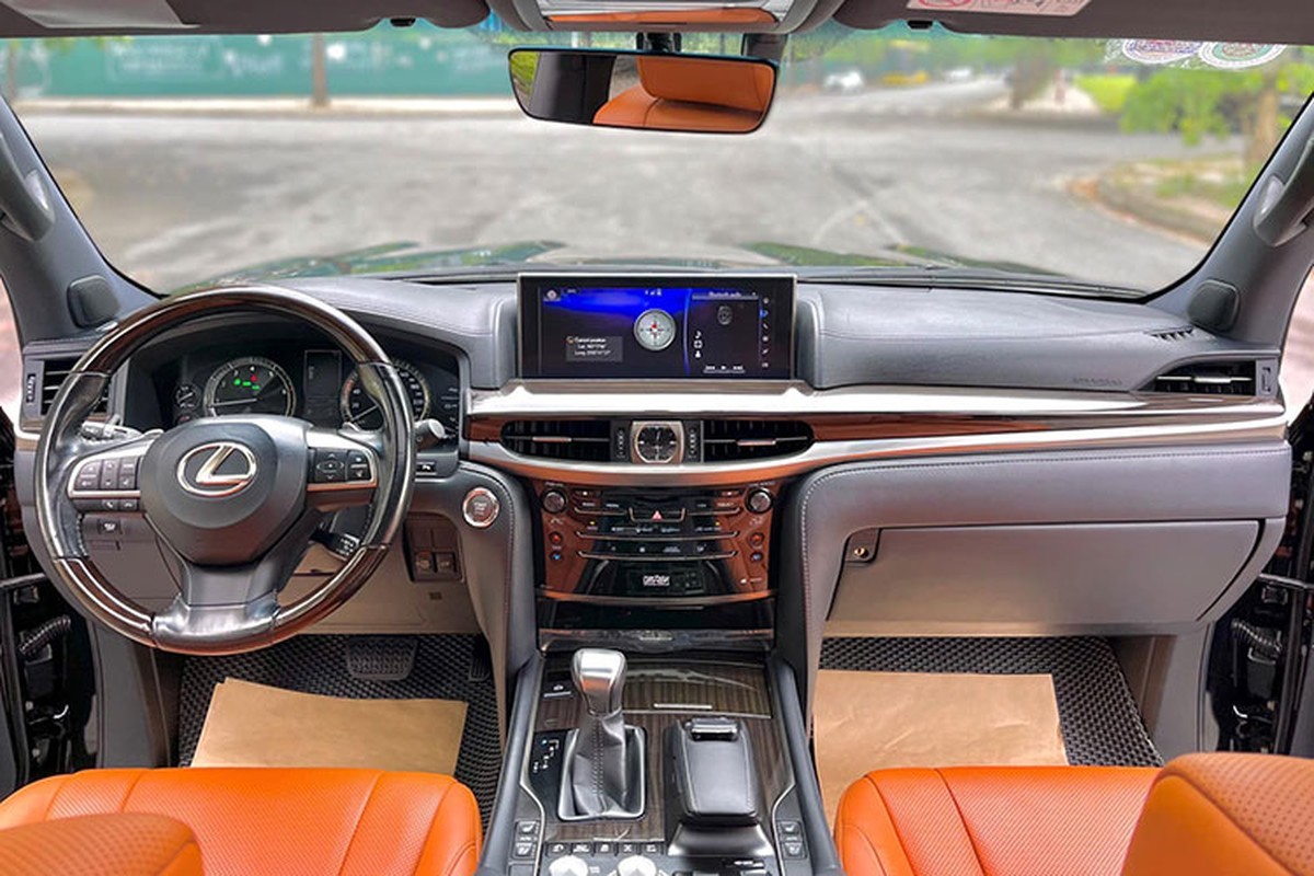 Lexus LX570 dù 6 năm tuổi vẫn có giá hơn 5,2 tỷ đồng tại Hà Nội Nội thất Lexus LX 570 sử dụng chất liệu da bò cao cấp.