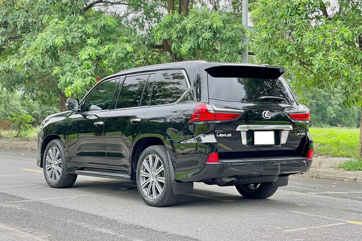 Lexus LX570 dù 6 năm tuổi vẫn có giá hơn 5,2 tỷ đồng tại Hà Nội LX570 từng là mẫu xe đầu bản của Lexus.