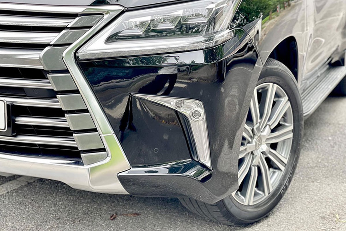 Lexus LX570 dù 6 năm tuổi vẫn có giá hơn 5,2 tỷ đồng tại Hà Nội Lexus LX570 2017 có các trang bị hiện đại.