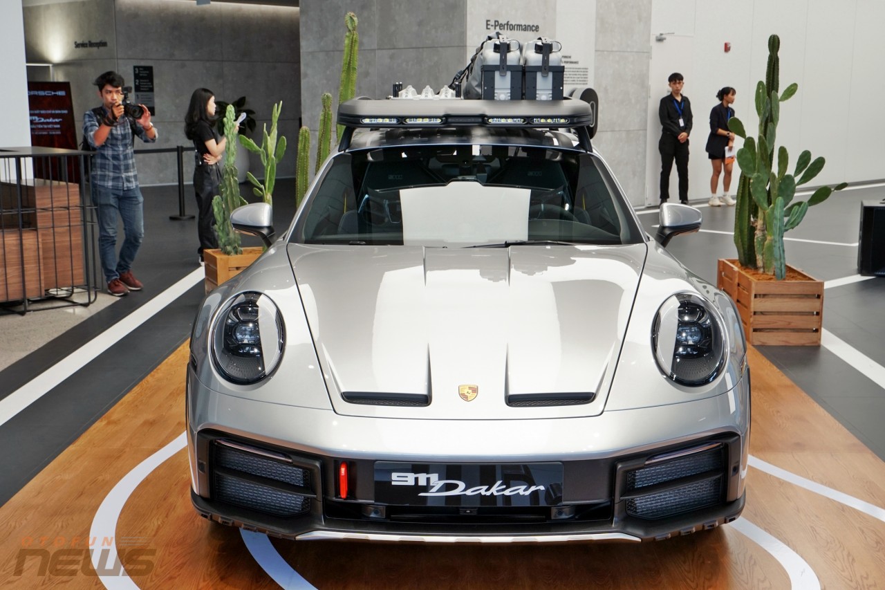 Cận cảnh 'hàng hiếm' Porsche 911 Dakar 2023 tại Việt Nam Porsche 911 Dakar có mức giá khởi điểm từ hơn 15 tỷ đồng.