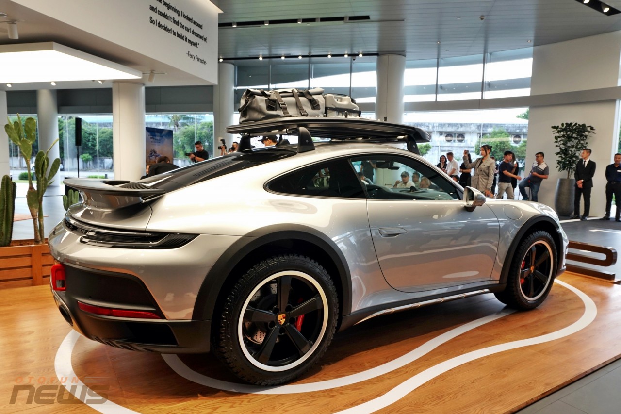 Cận cảnh 'hàng hiếm' Porsche 911 Dakar 2023 tại Việt Nam Porsche 911 Dakar có khoảng sáng gầm xe cao hơn 50mm so phiên bản 911 Carrera.