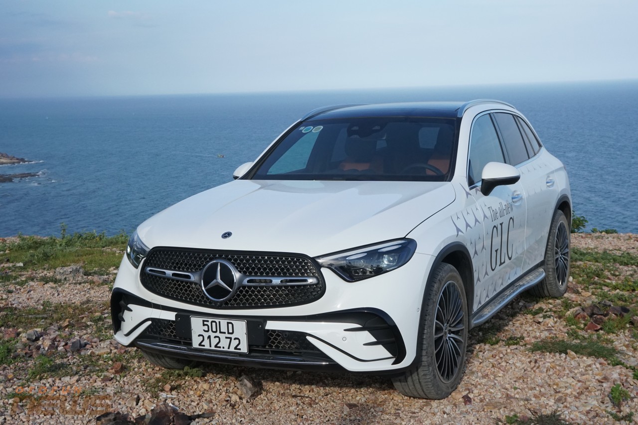 Mercedes-Benz GLC 2023: Có còn là 'gà đẻ trứng vàng' ? Đầu xe Mercedes GLC 300 AMG 2023 ấn tượng với lưới tản nhiệt kim cương.
