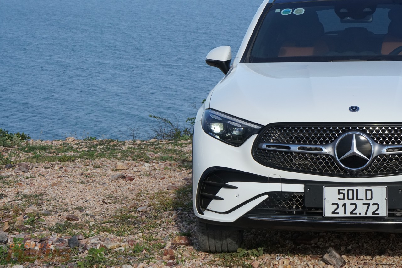 Mercedes-Benz GLC 2023: Có còn là 'gà đẻ trứng vàng' ? Mercedes GLC 300 4MATIC 2023 được trang bị đèn chiếu sáng Digital Light cao cấp.