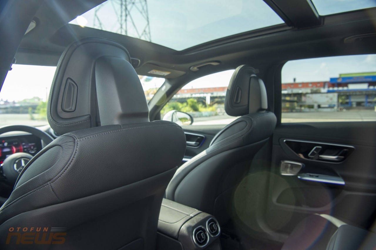 Mercedes-Benz GLC 2023: Có còn là 'gà đẻ trứng vàng' ? Cửa sổ trời toàn cảnh trên Mercedes GLC 300 4 Matic 2023.