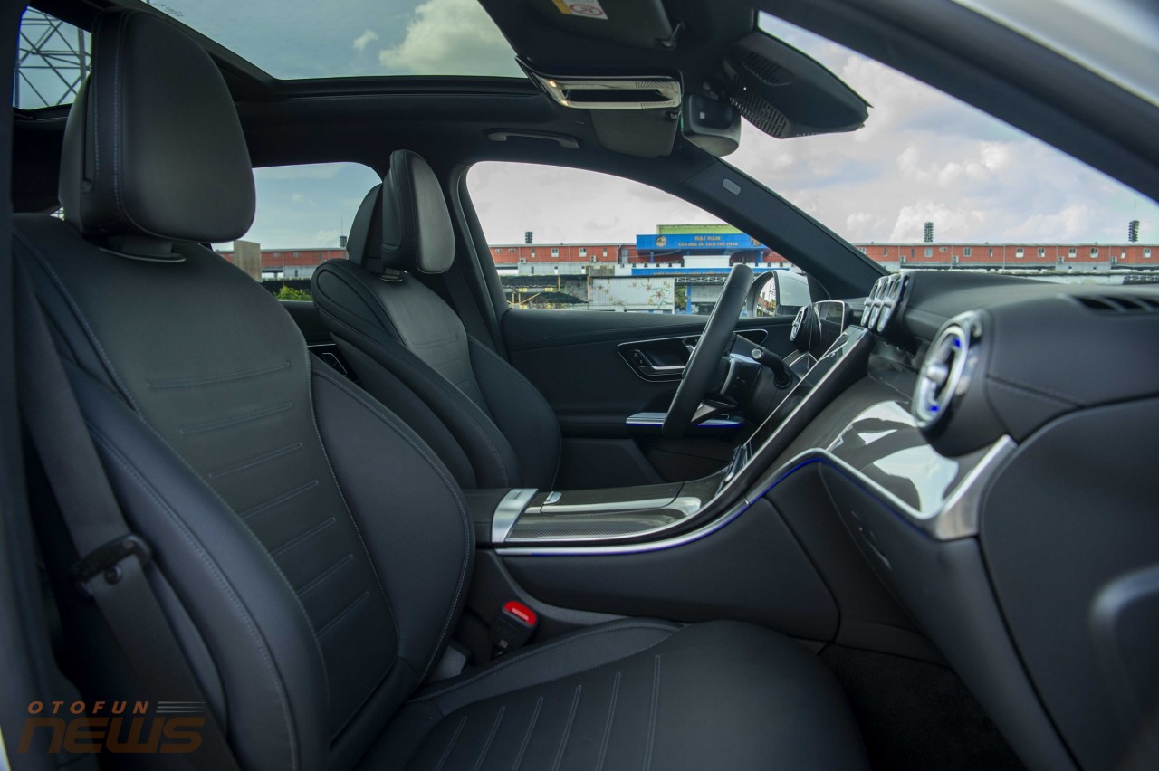 Mercedes-Benz GLC 2023: Có còn là 'gà đẻ trứng vàng' ? Hàng ghế trước Mercedes GLC 300 4MATIC thiết kế theo form công thái học, ôm thân người ngồi.