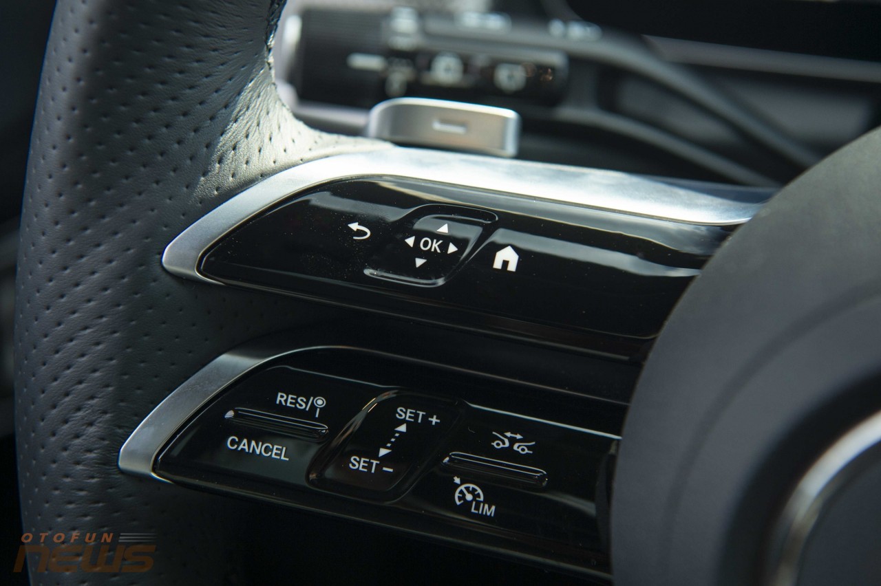 Mercedes-Benz GLC 2023: Có còn là 'gà đẻ trứng vàng' ? Mercedes GLC 200 4MATIC 2023 được nâng cấp vô lăng D-cut thể thao