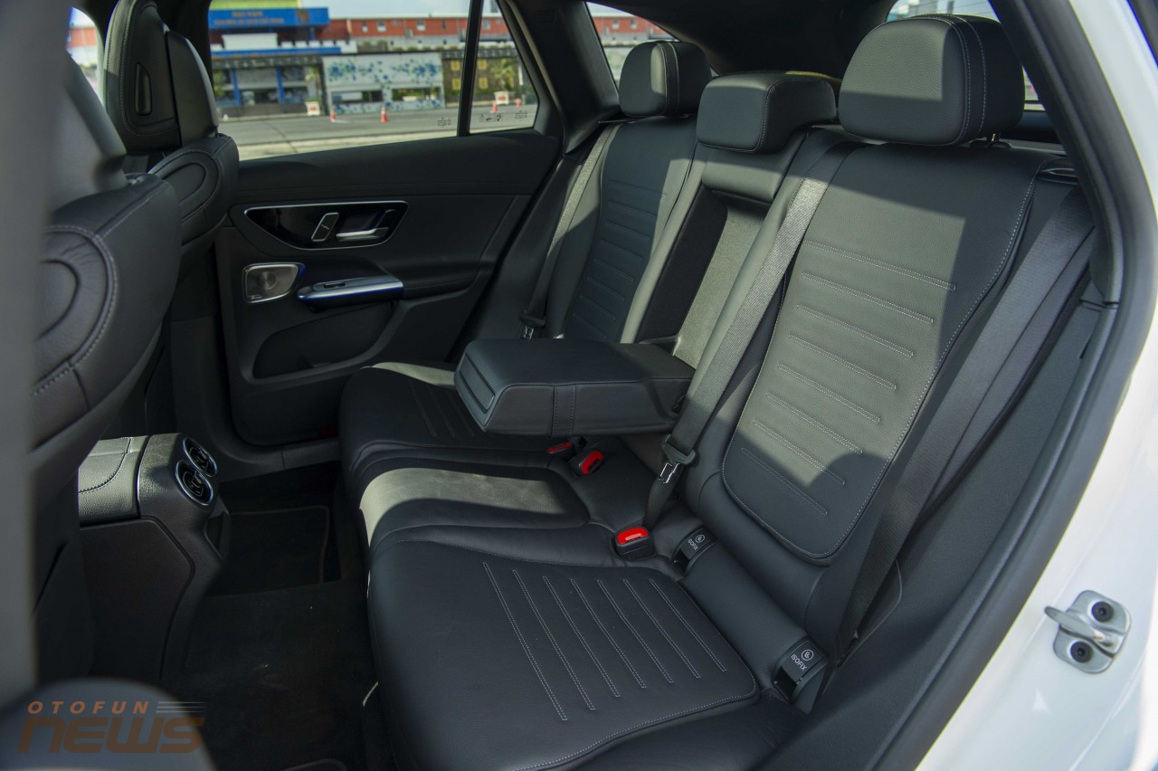 Mercedes-Benz GLC 2023: Có còn là 'gà đẻ trứng vàng' ? Hàng ghế sau Mercedes GLC 300 4MATIC ở mức đủ dùng.