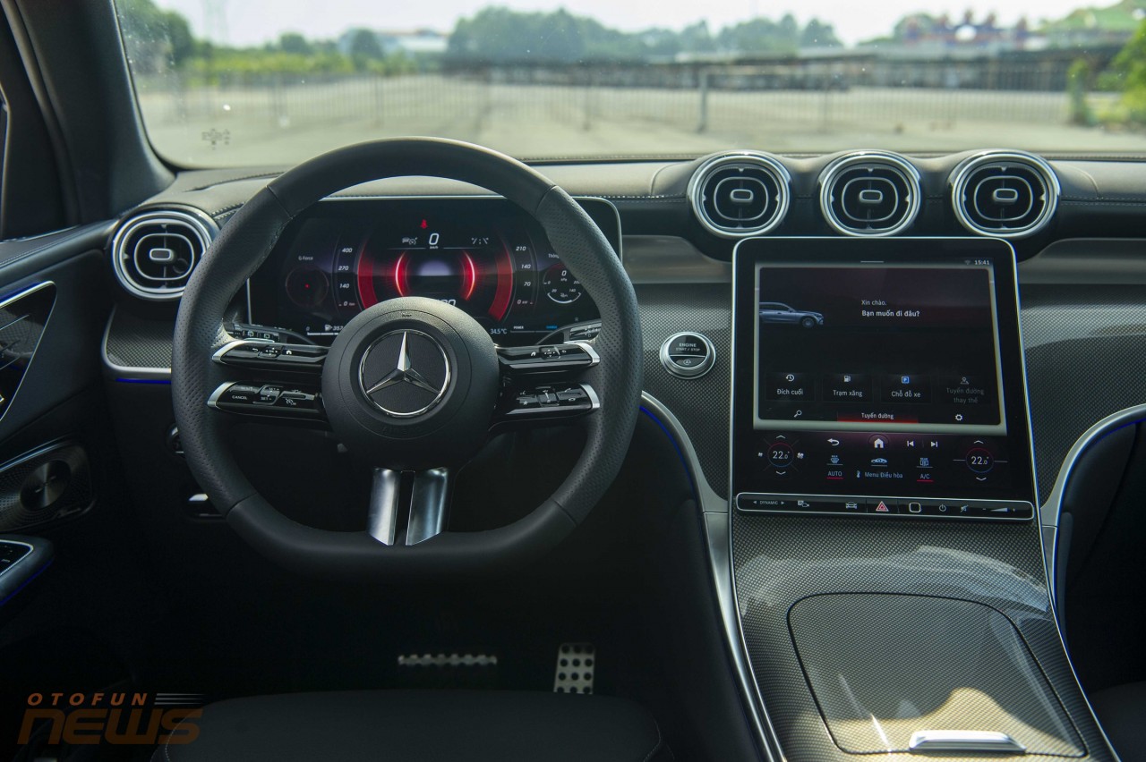Mercedes-Benz GLC 2023: Có còn là 'gà đẻ trứng vàng' ? Mercedes GLC 200 4MATIC 2023 được nâng cấp vô lăng D-cut thể thao