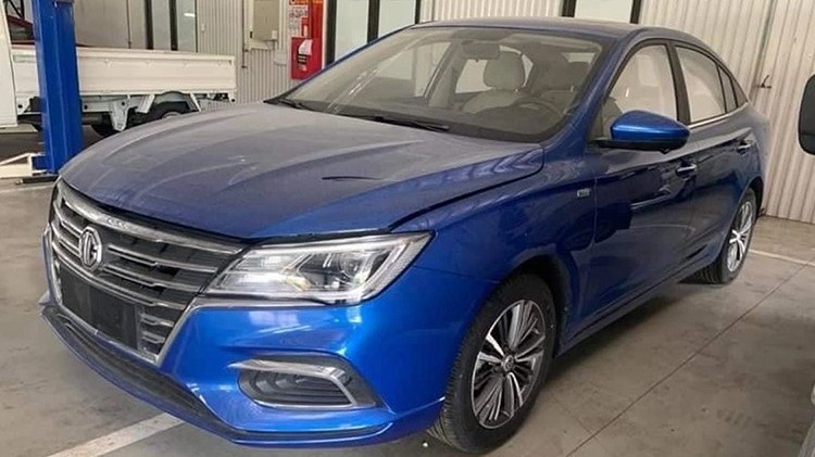 Bắt gặp MG5 bản số sàn, kiểu dáng khác lạ xuất hiện tại Việt Nam