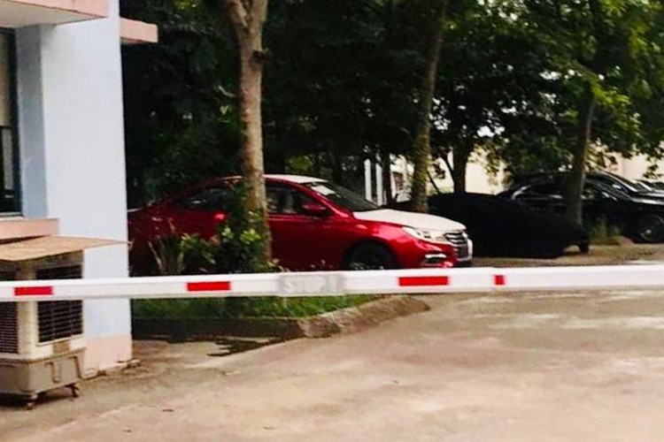 Bắt gặp MG5 bản số sàn, kiểu dáng khác lạ xuất hiện tại Việt Nam MG5 phiên bản số sàn tại Trung tâm kiểm định khí thải Hà Nội.