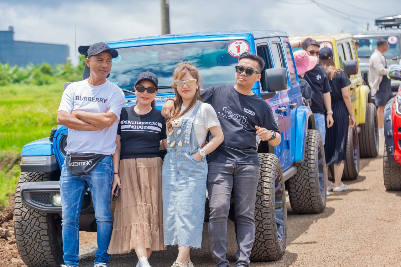 Jeep Caravan lần 3: Lan tỏa yêu thương - Cùng em đến trường Jeep Caravan lần 3: Lan tỏa yêu thương - Cùng em đến trường