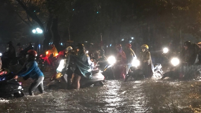 TP Hồ Chí Minh mưa lớn, nhiều tuyến đường ngập nặng