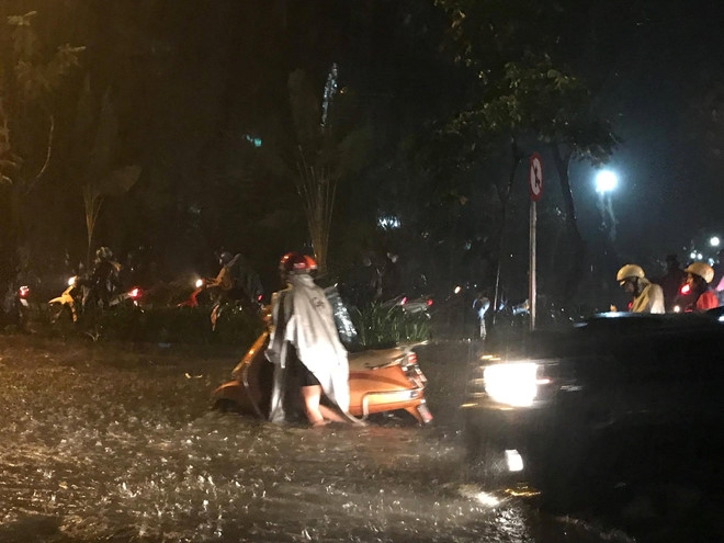 TP Hồ Chí Minh mưa lớn, nhiều tuyến đường ngập nặng tp ho chi minh mua lon nhieu tuyen duong ngap nang