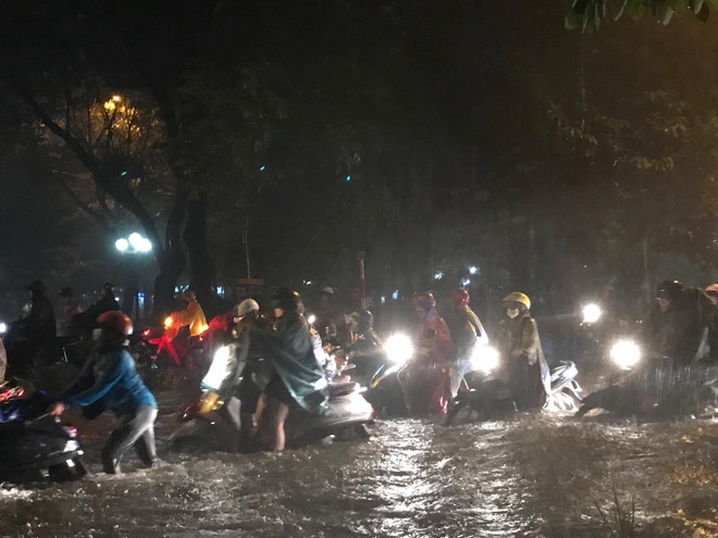TP Hồ Chí Minh mưa lớn, nhiều tuyến đường ngập nặng tp ho chi minh mua lon nhieu tuyen duong ngap nang