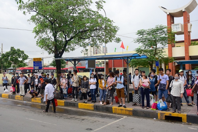 nguoi dan chat vat di vao noi thanh ha noi sau nghi le